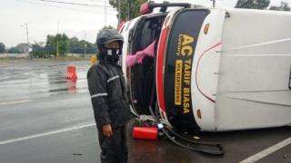 Diduga Supir Hilang Kendali Bus Terguling 11 Penumpang Selamat