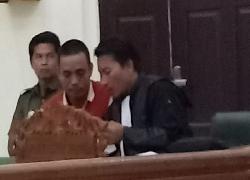 Serem..Tebas Leher Korban Pakai Kampak Dirohil, Terdakwa Keliatan Santai Dipengadilan