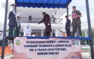 Bercumbu Dalam Mobil Kekasih di Eksekusi Cambuk