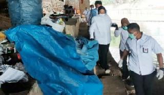 Pemulung Dikawasan Aliran Sungai Ciliwung, Dikagetkan Kedatangan Mensos Risma