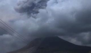 Gunung Sinabung Kembali Luncurkan Awan Panas, Wisatawan dan Warga Diminta Waspada