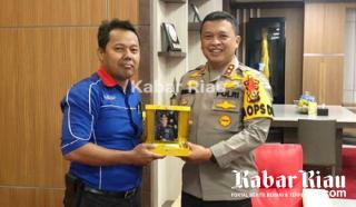 Media Aktualdetik Saat Berikan Cinderamata Apresiasi Kinerja Kapolda Riau