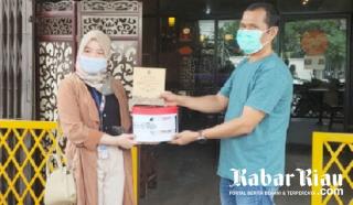JNE Ucapkan Selamat Tahun Baru Sekaligus Berbagi Cinderamata dengan Redaksi
