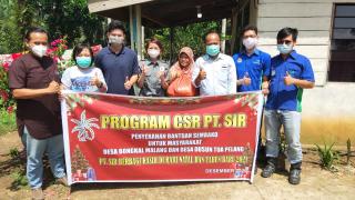 Di Inhu, Masyarakat Terdampak Corona Dibantu Sembako Dari PT SIR