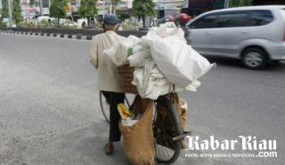 Bantuan Lansia Prasejahtera Rumah Yatim Dibagikan Pada Pedagang Loak di Pekanbaru