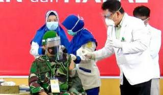 Di Pekanbaru Brigjen TNI M Syech Ismed Perdana Divaksin