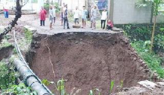Jembatan Tua Sejak Zaman Penjajahan Penghubung Babakan-Margayasa Rubuh