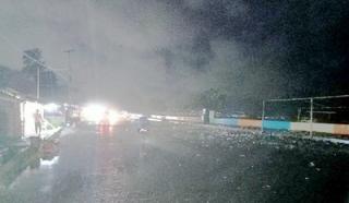 TNI-Polri Berjibaku Bersihkan Sampah Akibat Banjir Gelombang Pasang di Manado