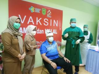 Pakai Tanjak Suku Talang Mamak Cara Unik Bupati Yopi Disuntik Vaksin