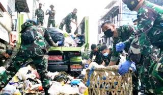 Dianggap Tidak Mampu, TNI Turun Tangan Bersihkan “Sampah Pekanbaru”
