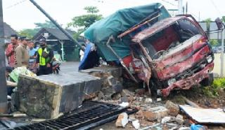 Tewas Berpelukan, Truk Tabrak Bapak Anak di Banyuwangi