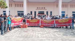 Bersama Wartawan Bengkalis Warga Tionghoa Bagikan Ratusan Sembako