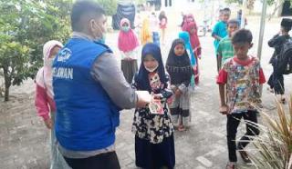 Anak Asuh Rumah Yatim Riau Berbagi Makanan Siap Saji Pada Anak Yatim Dhuafa