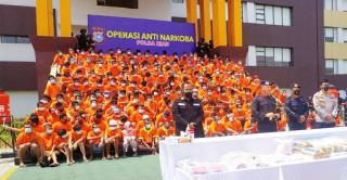 Ratusan Tersangka Narkoba “Berkerumun” Saat Konfrensi Pers Polda Riau