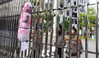 Siang Bolong Pocong Terintip Kamera Wartawan Tergantung Dipagar Kejati Riau