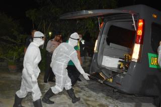 Tanpa Rasa Takut, Kapolres Inhu Jemput Warga Terpapar Covid-19