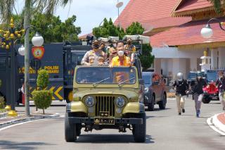 Tekan Penyebaran C19, Kapolda Riau Semprot Disinfektan