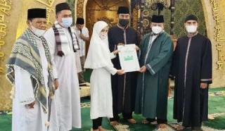 Momen Puasa Ananda Putri Masuk Islam dan Jadi Anak Angkat T. Rusli