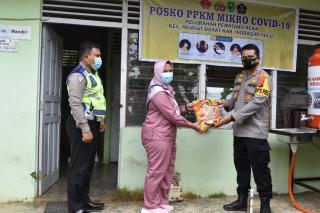 Peduli Warga Terpapar Covid-19, Kapolres Inhu Salurkan Bantuan Sembako