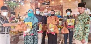 Al Quran dan Paket Sembako Dibagikan T Rusli Pada Masyarakat Tapung