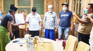 Bantuan Jokowi Disalurkan Rusli Ahmad Secara Simbolis Pada Perwakilan Ulama di RA Kopi Aren Rumbai