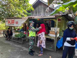 Mantap, Babinsa di Inhu Berbagi Masker Gratis