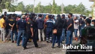 Kecewa, Massa Blokir 4 Pintu Masuk PT Chevron Minas