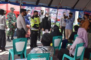 Pakai Sepeda Motor, Kapolda Riau Tinjau Gerai Vaksin Covid-19 Presisi Polres Inhu