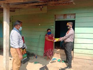 Polsek Batang Cenaku Inhu Bantu Warga Terdampak Corona