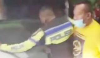 Polisi Cegat Penerobos Penutupan Jalan saat PPKM Darurat di Karawang Viral