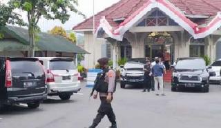 Dua Koper BB Dari Kantor Bupati Banjarnegara Dibawa Tim KPK