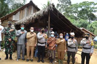 Kapolda Riau Dihadiahi Keris, Bupati dan Kapolres Inhu Dapat Tanjak Suku Pedalaman