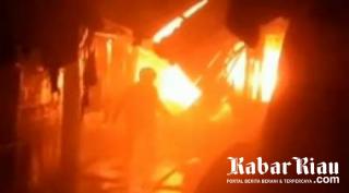 Kebakaran, Puluhan Pemadam Dikerahkan ke Pasar Bawah Kota Bukittinggi