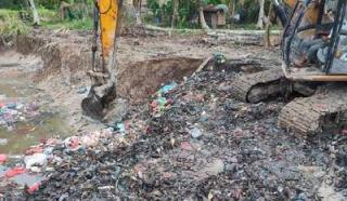Sampah Dibenam Dipinggir Pantai Selatpanjang Dilaporkan ARIMBI ke Polda Riau