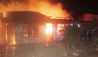5 Unit Kontrakan di Rohul Hangus, Personil Polsek Rambah Berjibaku Memadamkan Api