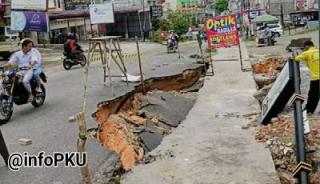 Jalan Lobak Amblas, Warga @InfoPKU Himbau hati-hati