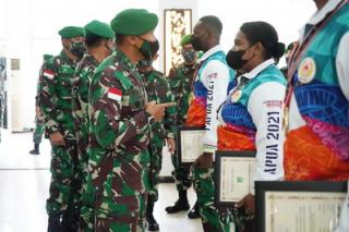 Pangdam XVII/Cenderawasih Berikan Piagam Penghargaan Kepada Atlet Berprestasi