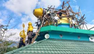 Satgas Pamrahwan Yonif RK 751/VJS Distrik Walesi Ikut Memasang Kubah Mirip Masjid Al-Aqso Bersama Masyarakat