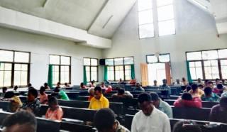 Satgas Yonif RK 751/VJS Berikan Bantuan Alkitab Usai Laksanakan Ibadah Minggu