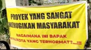 Makan Debu Proyek IPAL, Warga Kembali "Kutuk" Kontraktor