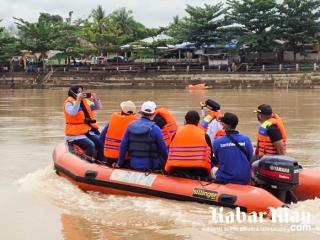 Bupati Inhu, Menyusur Sungai Indragiri Ngecek Abrasi