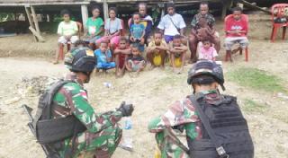 Satgas Pamtas Yonif 126/KC Sosialisasikan Perangkap Nyamuk Dari Bahan Daur Ulang