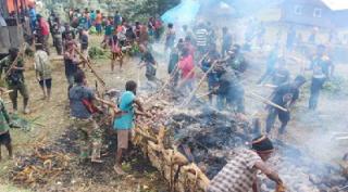 Personel Satgas Pamrahwan Yonif RK 751/VJS Hadiri Undangan Tokoh Agama Distrik Minage