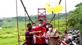 Jembatan Rakyat Penghubung Dua Desa Antara Jatim dan Jateng, Diresmikan CEO J&T Express