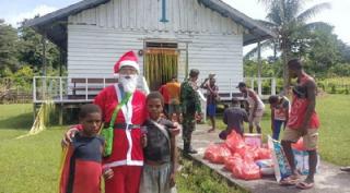 Berbagi Berkat Natal Kepada Masyarakat, Satgas Yonif 126/KC Bekerjasama dengan PT. Bio Budidaya Nabati