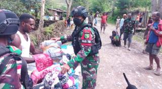 Satgas Pamrahwan Yonif RK 751/VJS Berbagi Jelang Pergantian Tahun