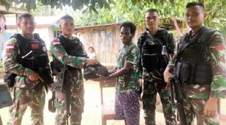 Ini Kata Warga Kampung Umuaf Dapat Sembako Satgas Pamtas Yonif 126/KC Pos Ubrub