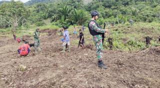Sertu Alvinus Saragih; Kita dan Warga Goro Bersama Garap Lahan Tidur Jadi Produktif