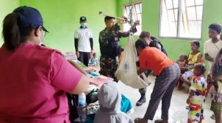 Satgas Yonif 126/KC Gandeng Puskesmas Laksanakan Pelayanan Posyandu