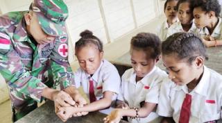 Ini Ucapan Perwakilan Guru SD YPPK Akarinda Kampung Somografi Pada Satgas Yonif 126/KC